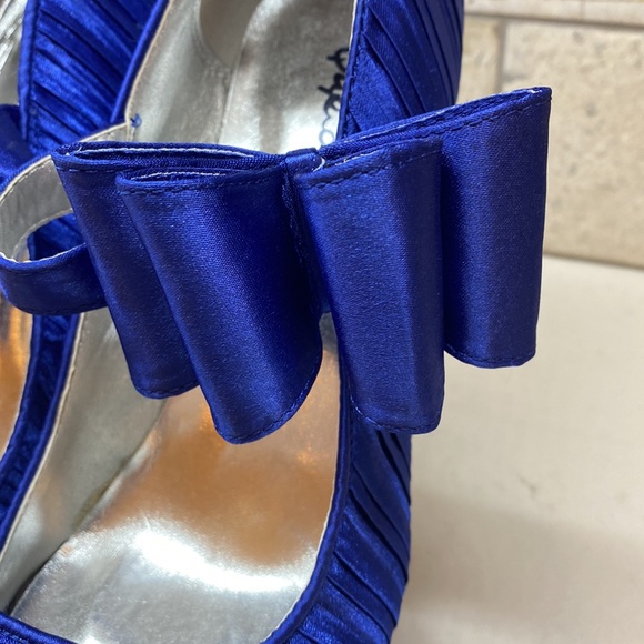 Qupid Silk Platform Heels - Picture 7 of 10